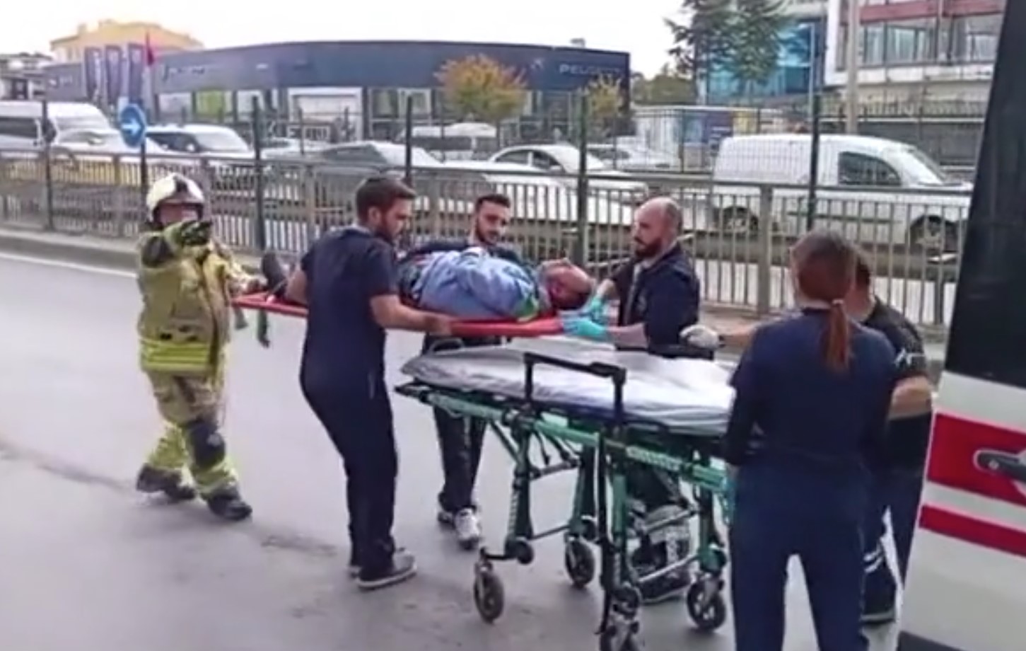 Çekmeköy'de hareketli dakikalar: İETT otobüsü şoförü kaldırıma çıkarak dehşet saçtı! Araçlara ve yayalara çarptı!