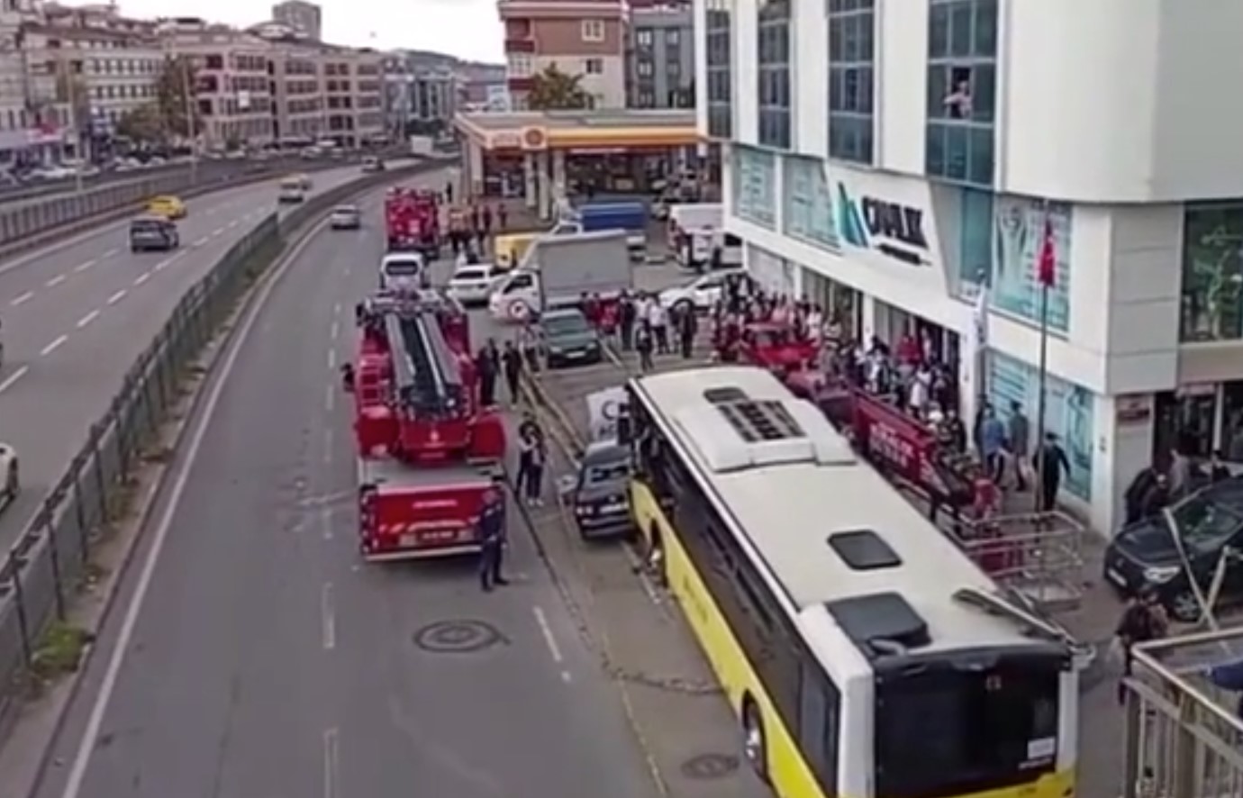 Çekmeköy'de hareketli dakikalar: İETT otobüsü şoförü kaldırıma çıkarak dehşet saçtı! Araçlara ve yayalara çarptı!