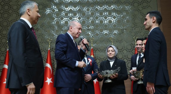 Cumhurbaşkanı Erdoğan'ın çektiği kura anı gündem oldu: ''Adil olmaz'' dedi bir daha çekti!