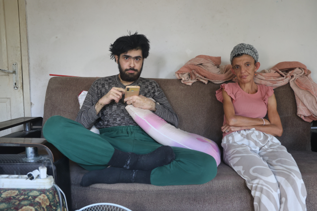 Telefon bağımlısı genç gündem oldu: 3 yıldır duş bile almadım, elimde olsa tuvalete de gitmem, yemek de yemem...