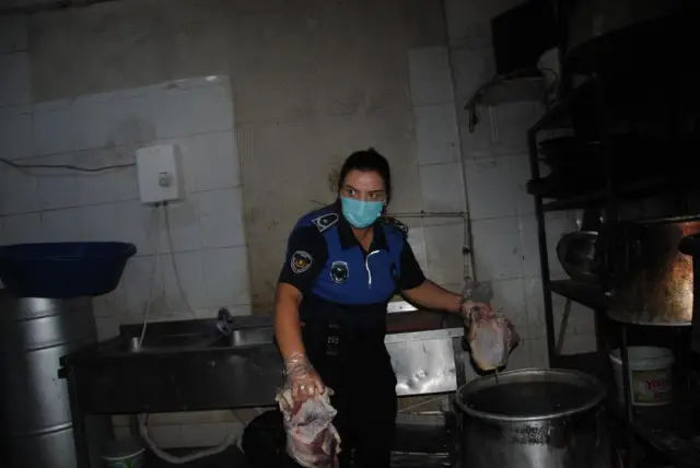 Gastronomi şehrinde olay görüntüler: Düğün ve lokantalarda vatandaşlara yedireceklerdi!