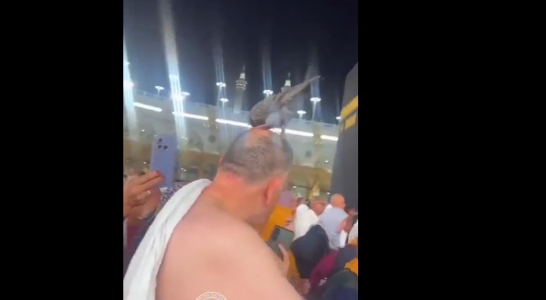 Görenler şaştı kaldı: Umrede ilginç görüntüler sosyal medyada viral oldu!