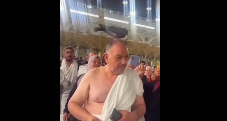 Görenler şaştı kaldı: Umrede ilginç görüntüler sosyal medyada viral oldu!