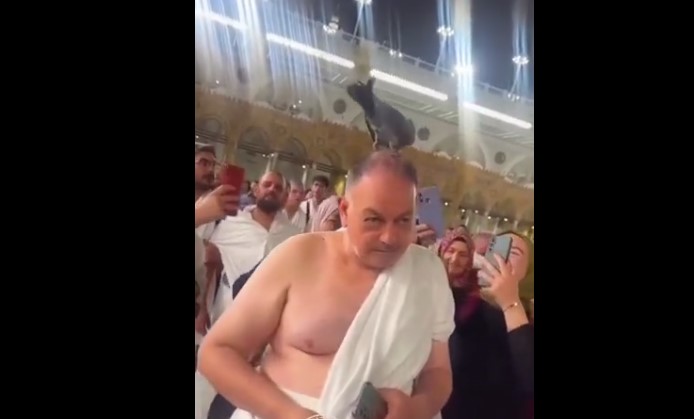 Görenler şaştı kaldı: Umrede ilginç görüntüler sosyal medyada viral oldu!