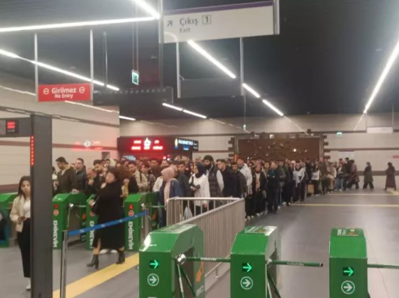 Vatandaştan İBB'ye isyan bayrağı: Uzayan kuyruk çileye dönüştü!