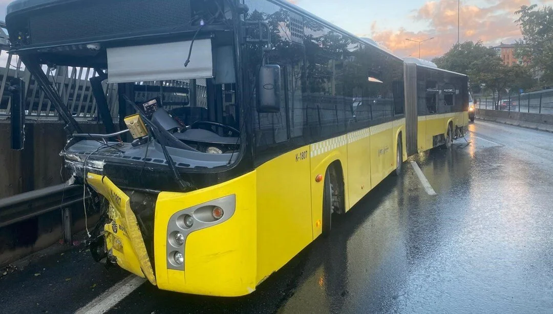 İstanbul Kadıköy'de İETT kazası: Sürücü alkollü çıktı!