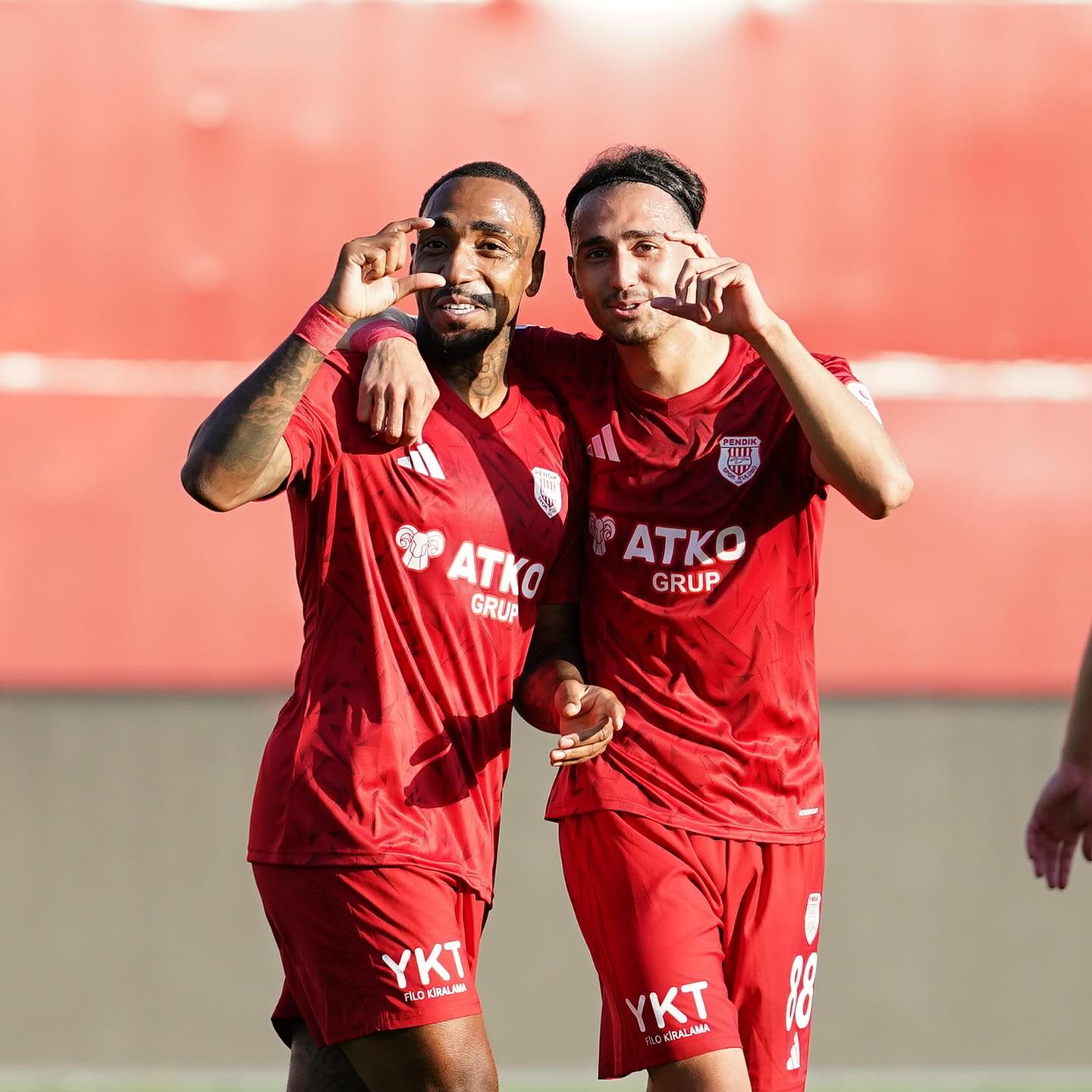 Pendikspor Serikspor'u 4-0 mağlup ederek liderliğini ilan etti