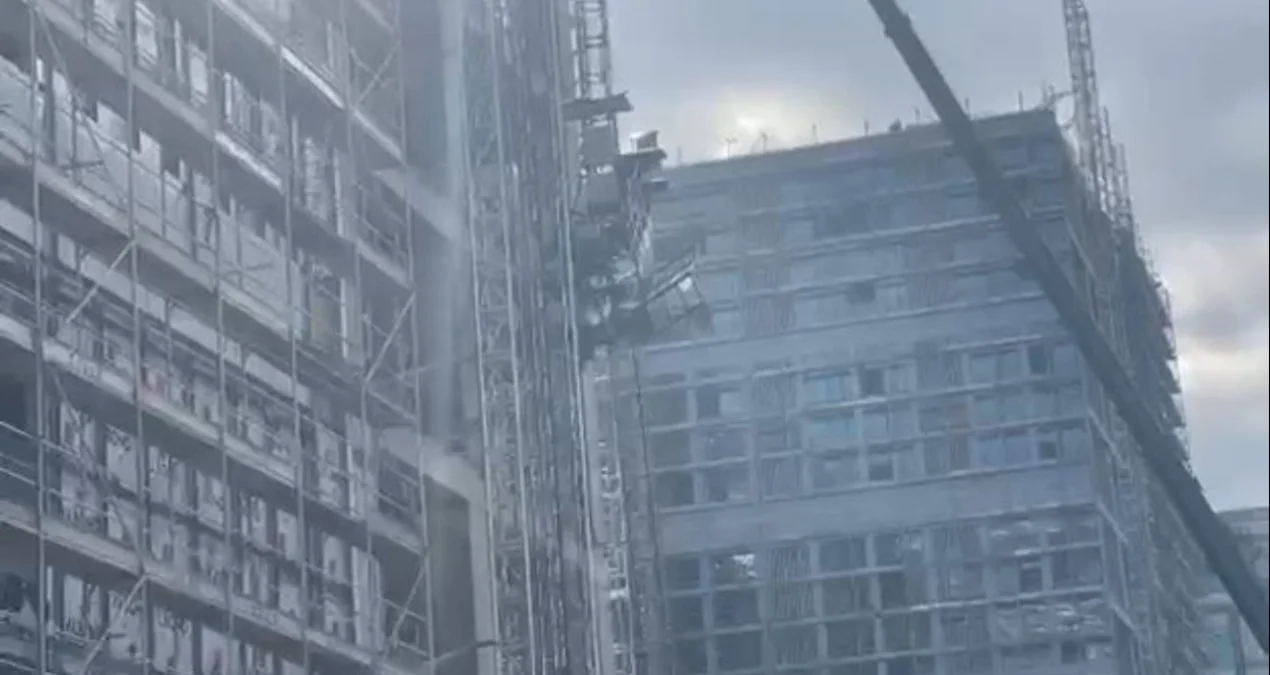 Bahçelievler'de hareketli dakikalar: İnşaatın yük asansörü düştü, yaralılar var!