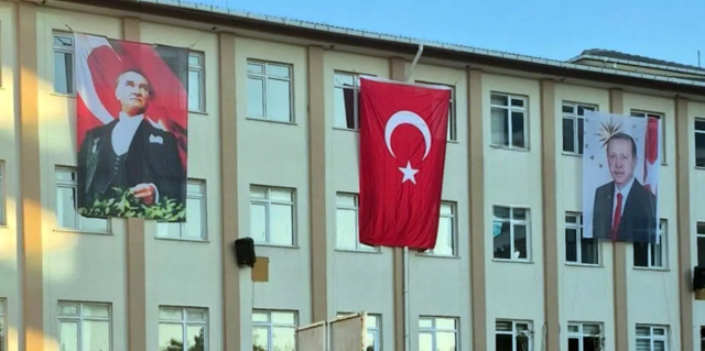Cumhurbaşkanı Erdoğan'ın posterinin okullara asılmasıyla ilgili eleştirilere Bakan Tekin'den yanıt geldi...