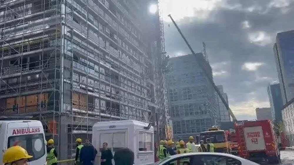 Bahçelievler'de hareketli dakikalar: İnşaatın yük asansörü düştü, yaralılar var!