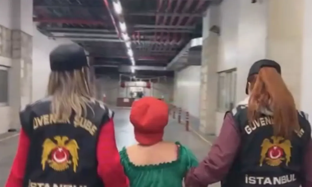 Beyoğlu'nda tasma takıp gezdirmişti: O, 2 şüpheli de tutuklandı!