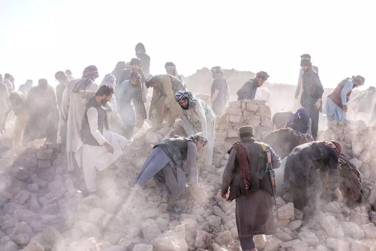 Dünya sallanıyor! Afganistan'da şiddetli deprem meydana geldi: Ölüler var!