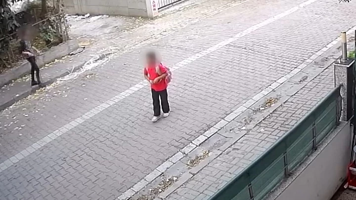 Avcılar'da servis bekleyen çocuğun korku dolu anları: Annesi gelince kaçtı!