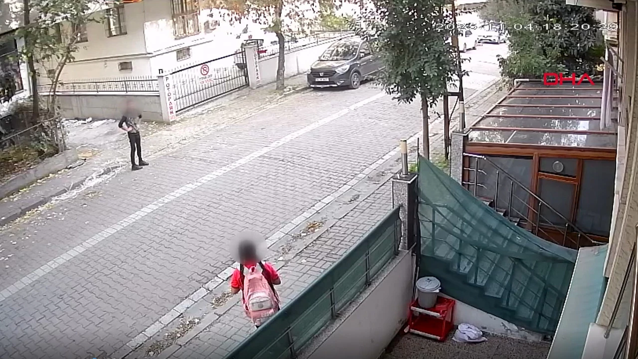 Avcılar'da servis bekleyen çocuğun korku dolu anları: Annesi gelince kaçtı!