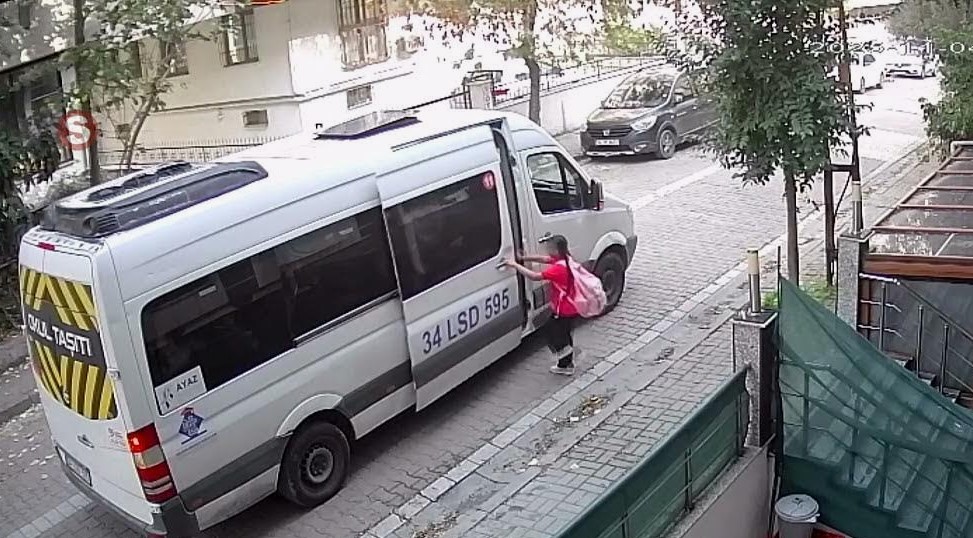 Avcılar'da servis bekleyen çocuğun korku dolu anları: Annesi gelince kaçtı!