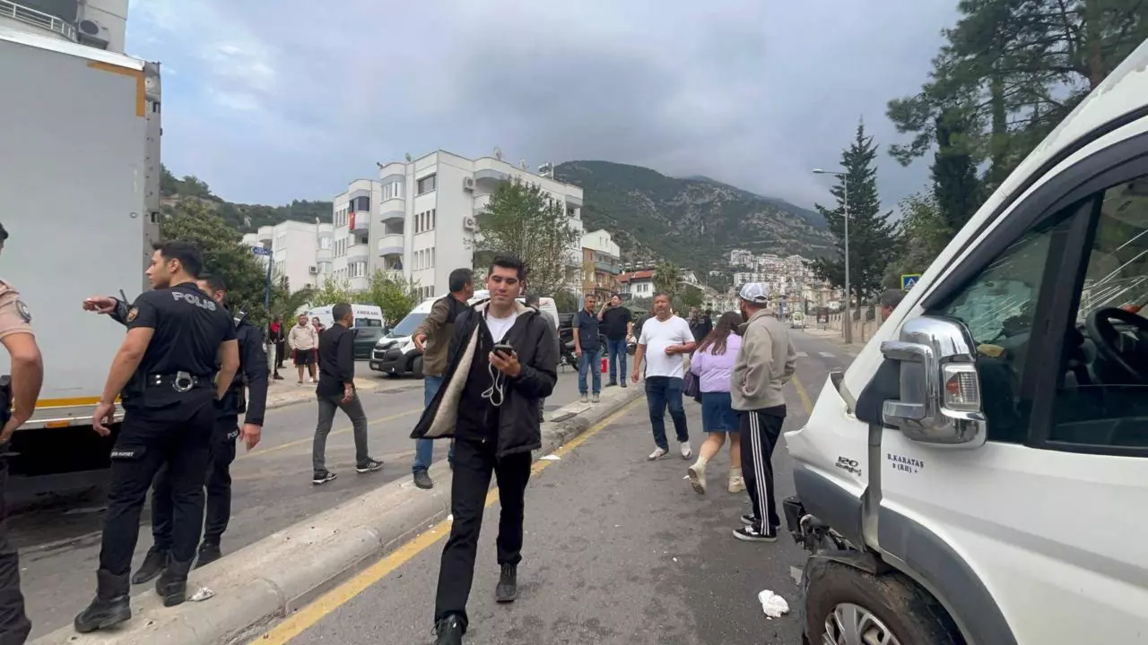 Kamyon ile midibüs çarpıştığı kazada can pazarı: Ortalık savaş alanına döndü, çok sayıda öğrenci yaralandı!