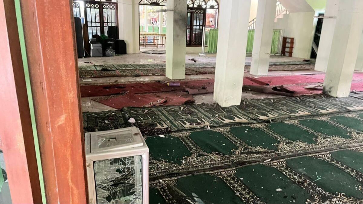 Son dakika... Endonezya'da cuma namazı sırasında büyük patlama!