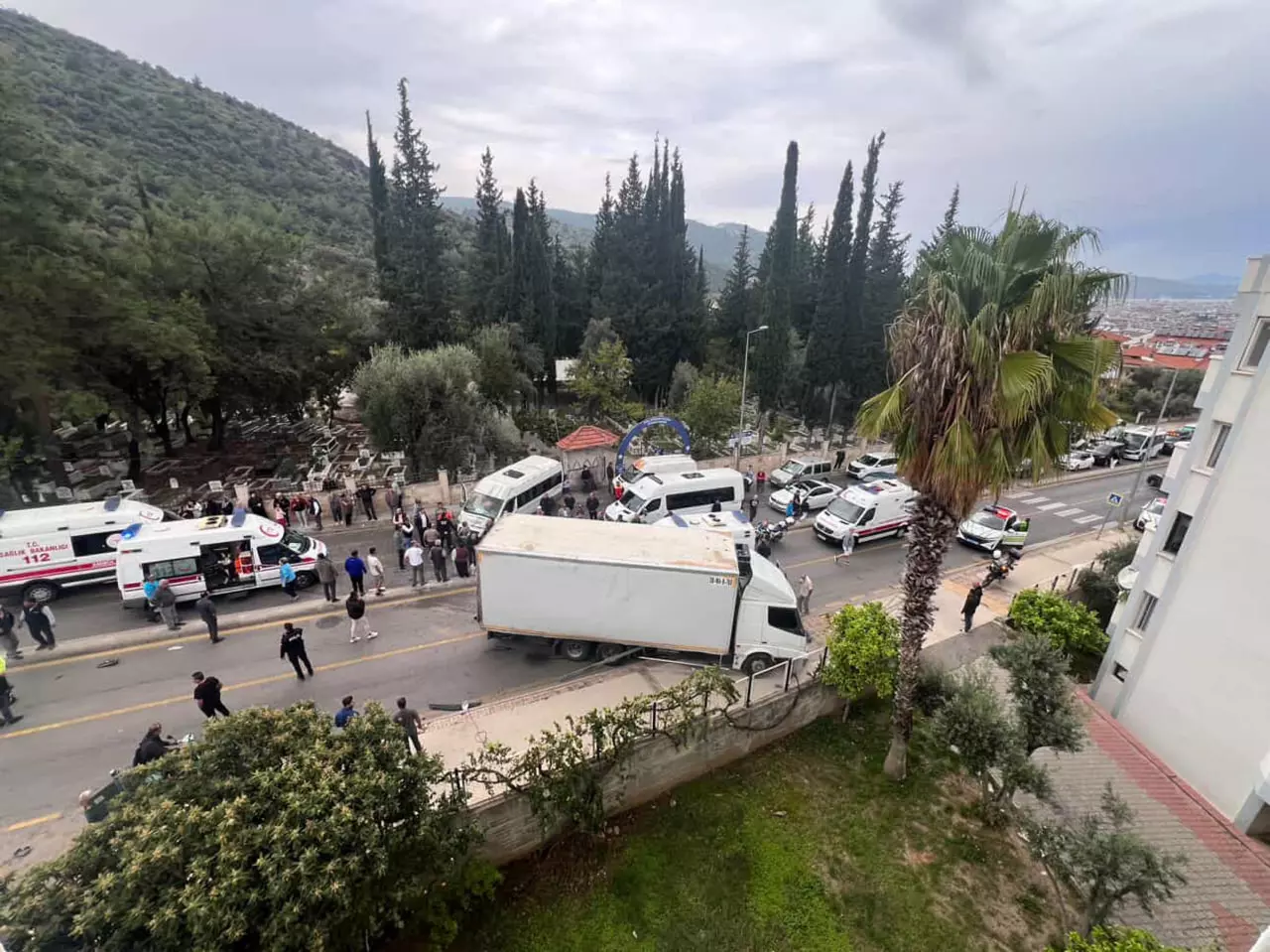Kamyon ile midibüs çarpıştığı kazada can pazarı: Ortalık savaş alanına döndü, çok sayıda öğrenci yaralandı!