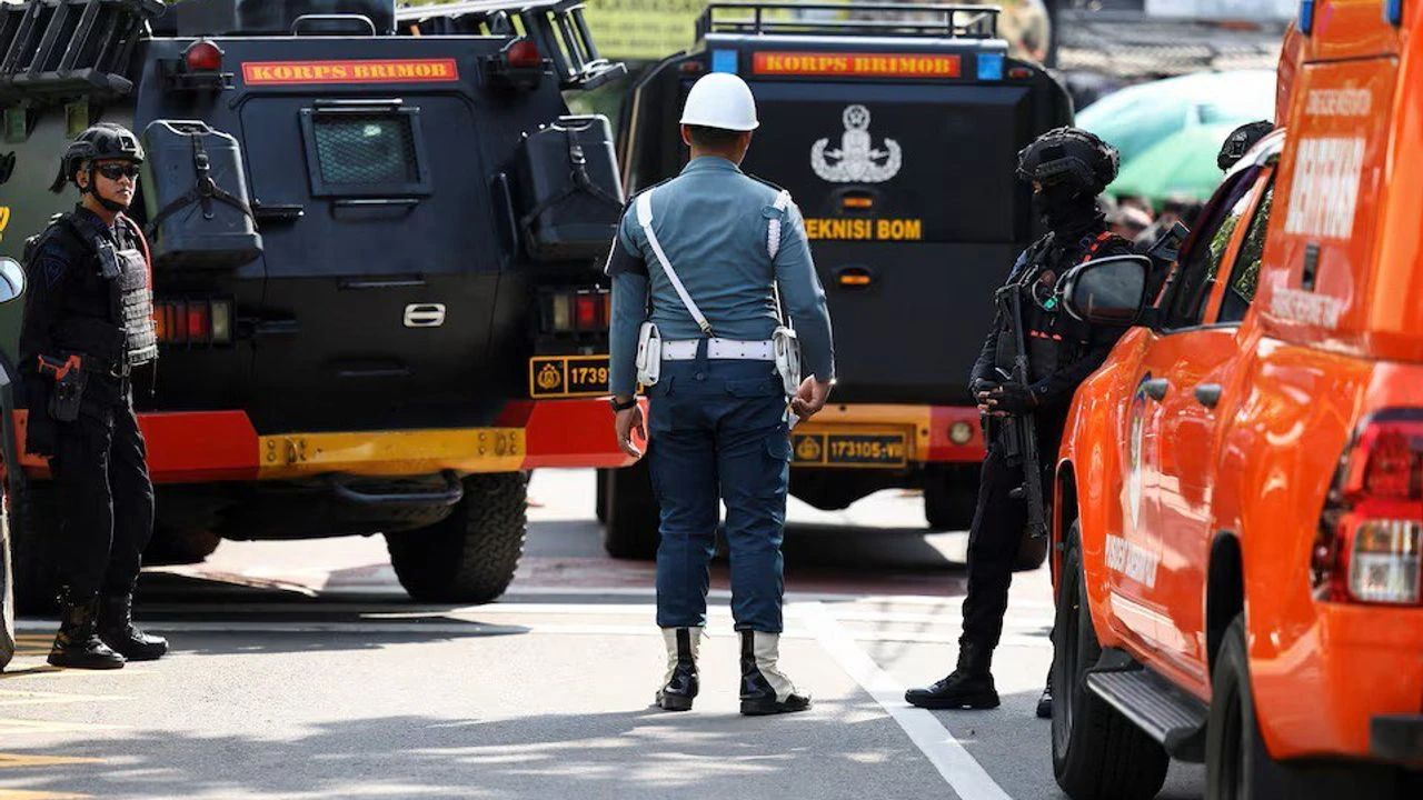 Son dakika... Endonezya'da cuma namazı sırasında büyük patlama!