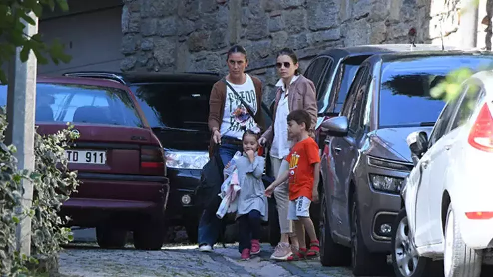 Ünlü oyuncu Özgü Namal'dan kötü haber: Çocuklarıyla birlikte trafik kazası geçirdi!