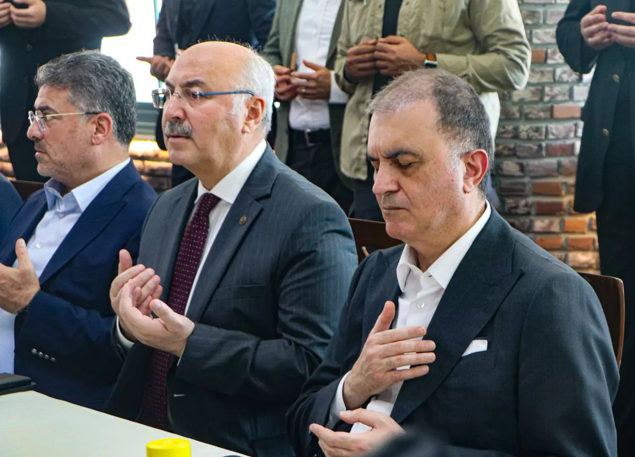 AK Parti Sözcüsü Ömer Çelik'in acı günü!