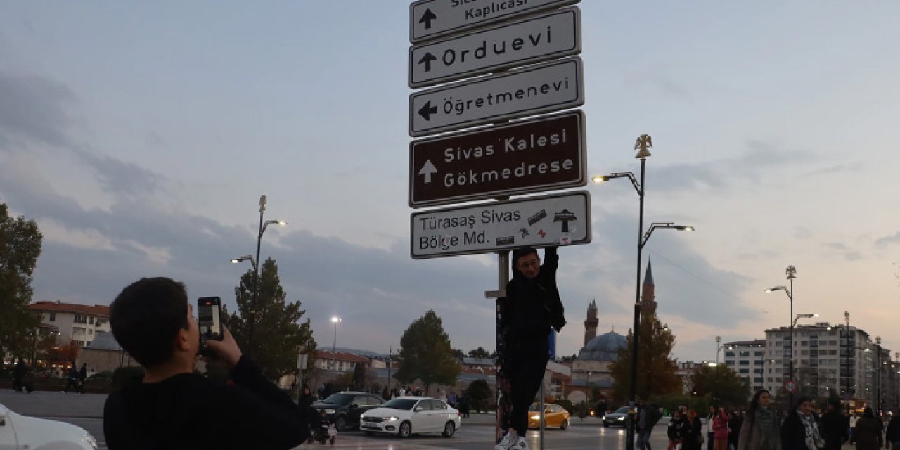 Ankara'daki tabela çılgınlığı Sivas'a sıçradı: Genç nesil maymun gibi tabelalara tırmanıyor!
