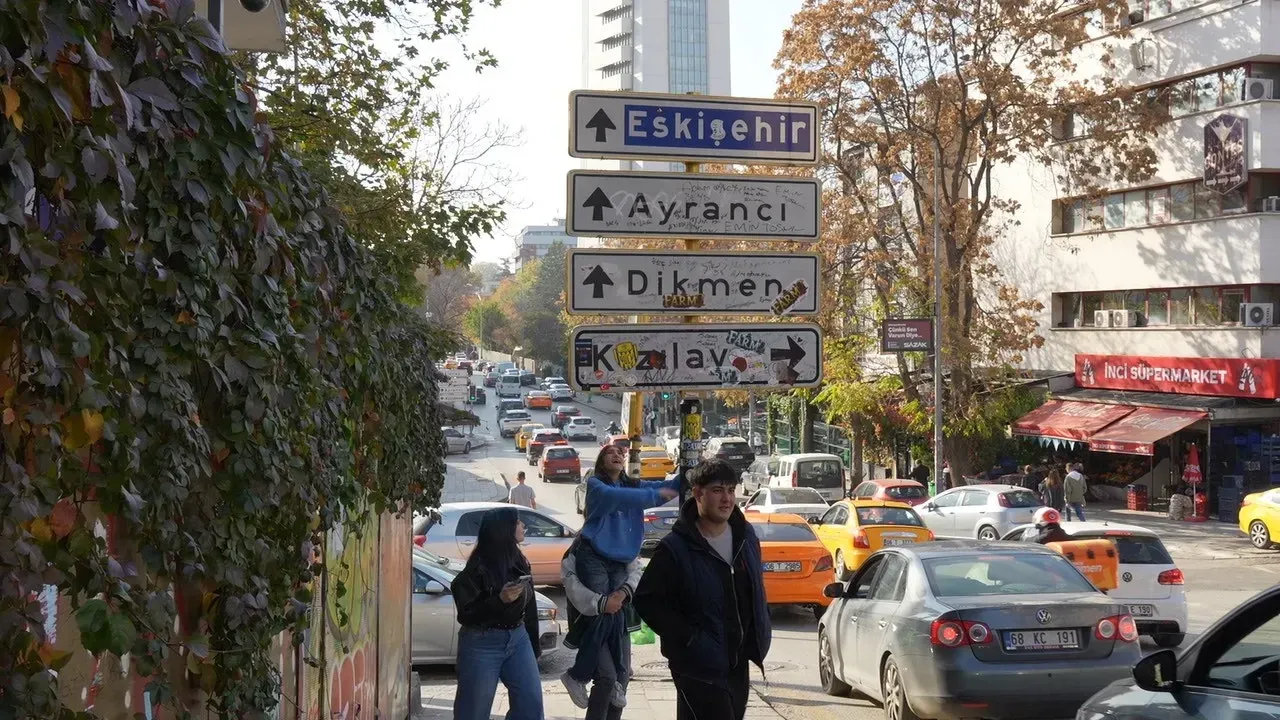 Ankara'daki tabela çılgınlığı Sivas'a sıçradı: Genç nesil maymun gibi tabelalara tırmanıyor!