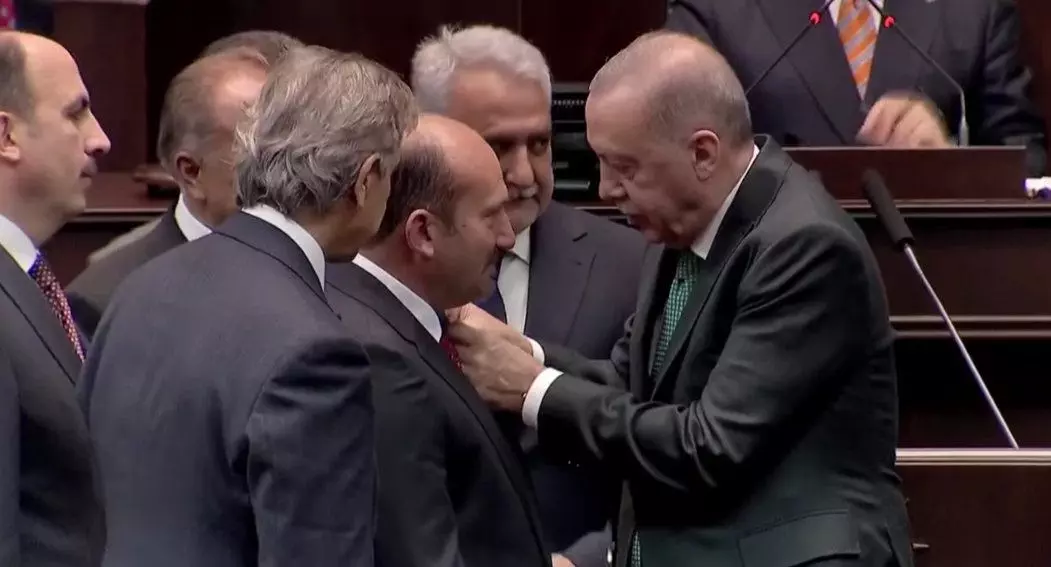 Rozetlerini Cumhurbaşkanı Erdoğan taktı: CHP'li ve Yeniden Refah Partili belediye AK Parti'ye geçti!