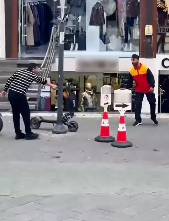 İstanbul Merter'de hareketli dakikalar: Kendisini bıçakla savunan kargocuyu tabancayla bacağından vurdu!