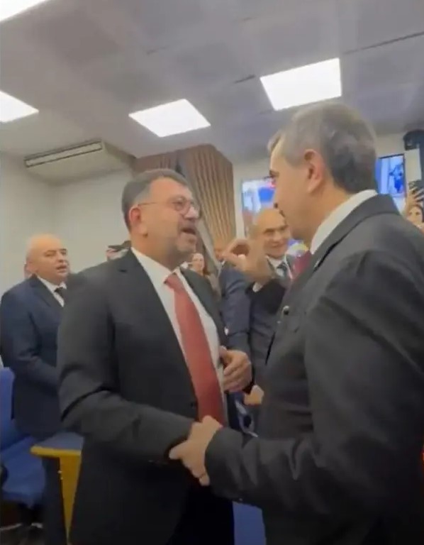 Bütçe görüşmesinde gerginlik: Karne gösteren CHP'li vekile bakan Tekin bakın ne dedi?