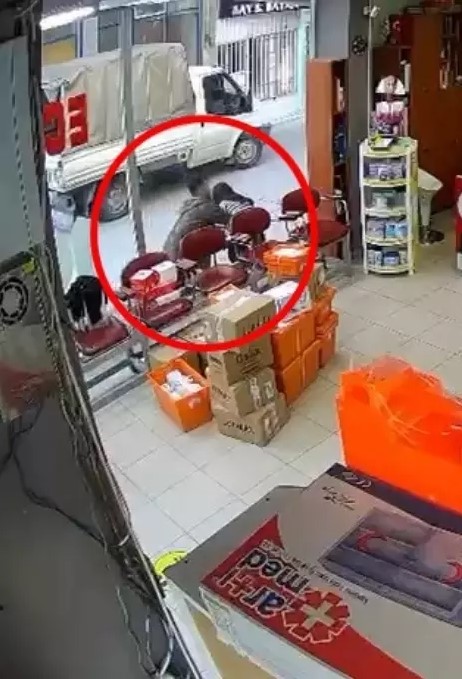 Yok artık! Sokak ortasında genç kızın üzerine atlayıp kıyafetlerini çıkarmaya çalıştı!