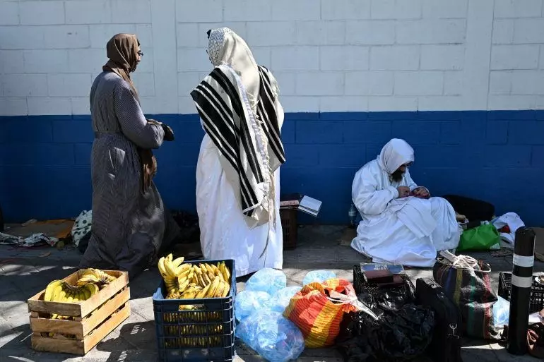O tarikata şok baskın! 17 çocuk ellerinden alındı!
