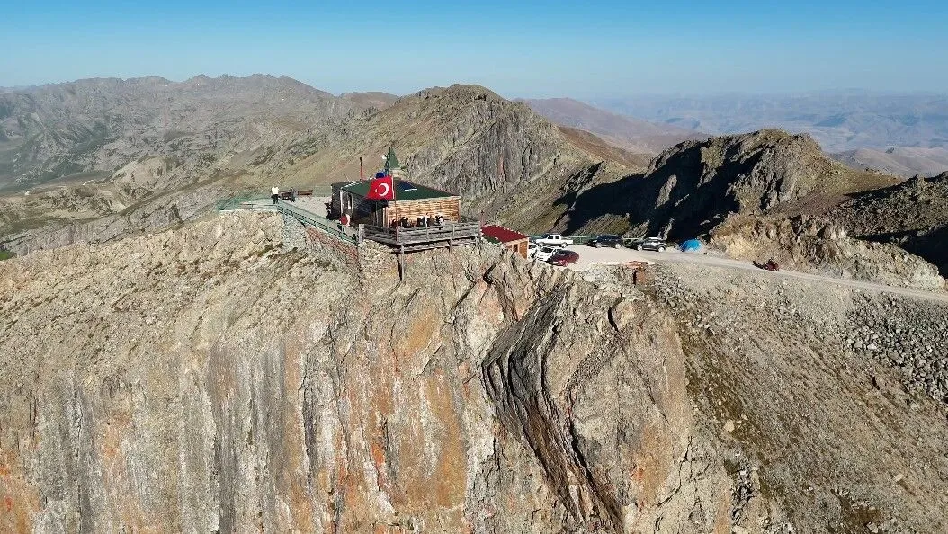 Kırklar Mescidi cayır cayır yandı: Bayburt – Çaykara arasında bulunan maneviyat dolu mekân küle döndü!