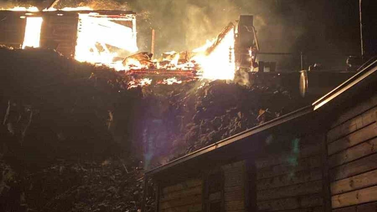 Kırklar Mescidi cayır cayır yandı: Bayburt – Çaykara arasında bulunan maneviyat dolu mekân küle döndü!