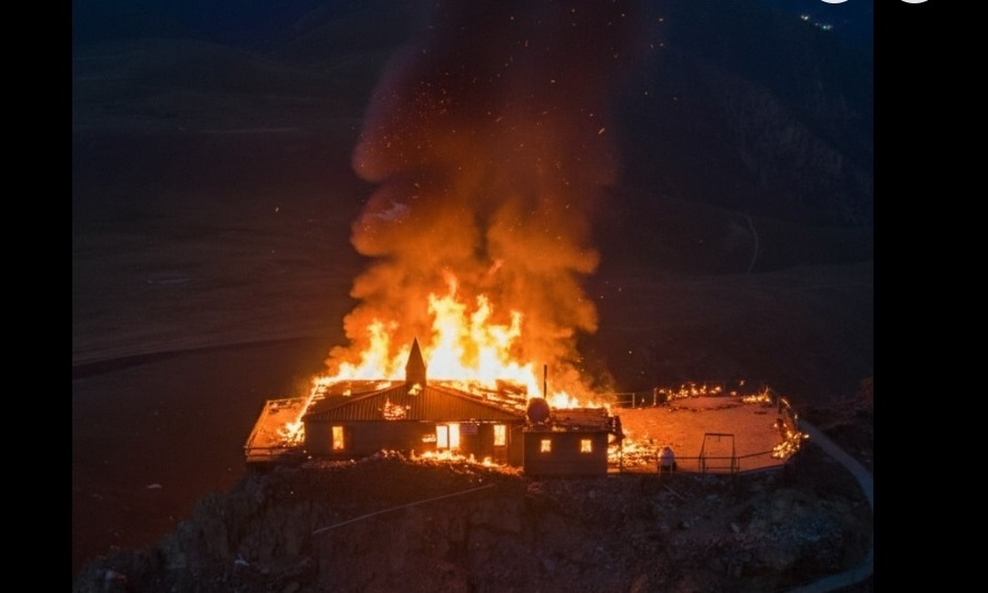 Kırklar Mescidi cayır cayır yandı: Bayburt – Çaykara arasında bulunan maneviyat dolu mekân küle döndü!