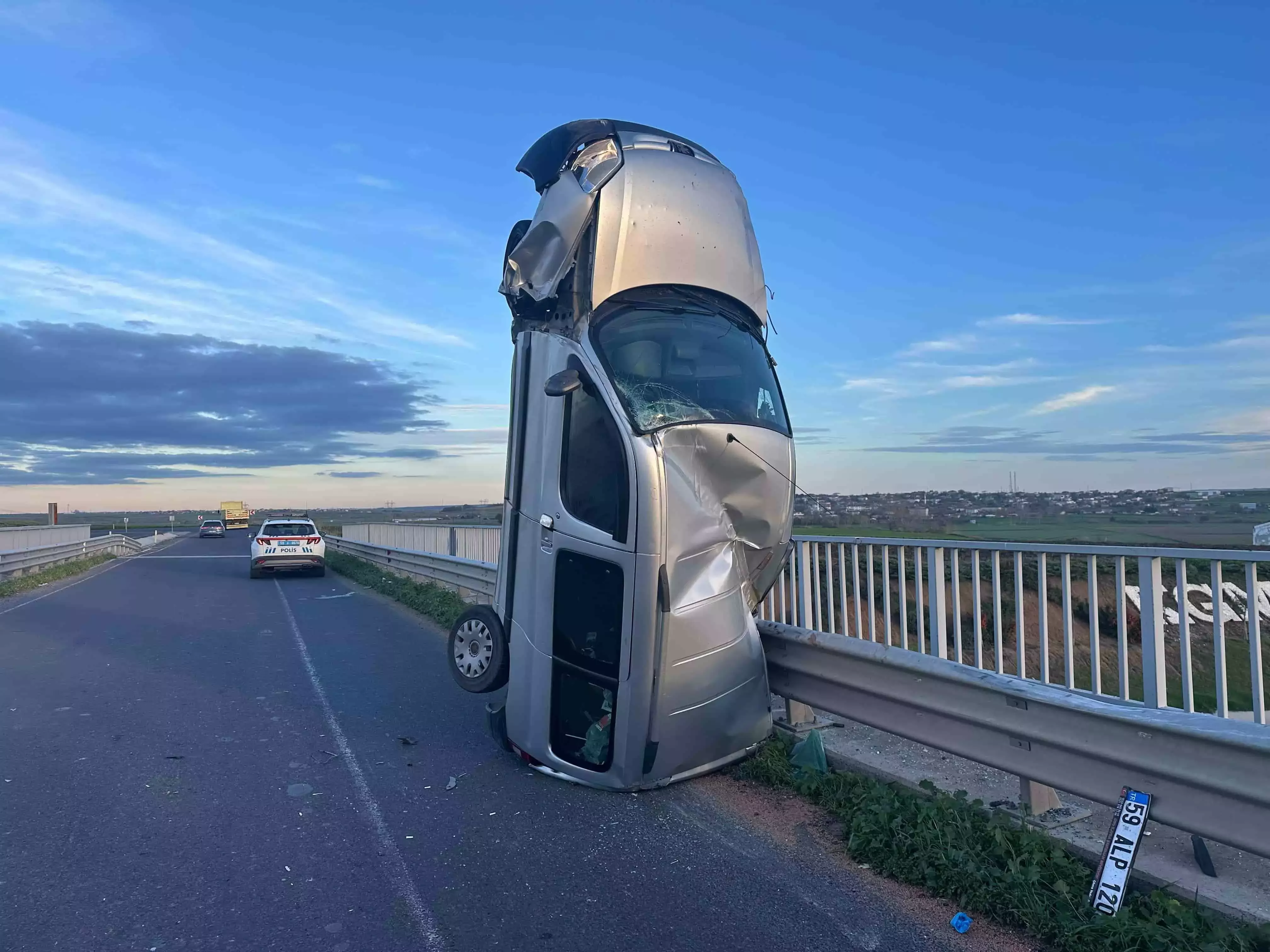 Böyle kaza görülmedi: Tekirdağ’da kaza yapan araç şaha kalktı!
