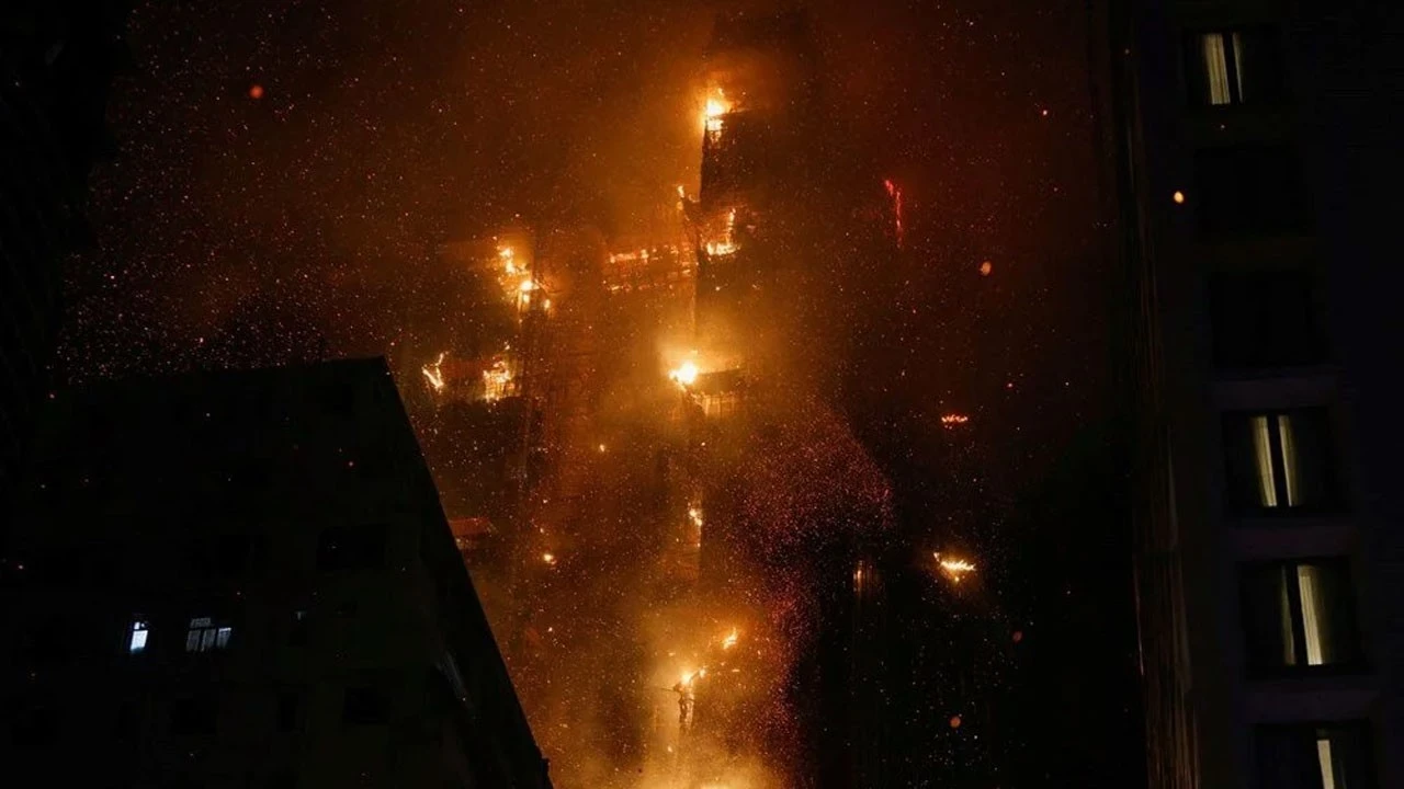 Hong Kong'da korkunç yangın: Gökdelen alev topuna döndü!