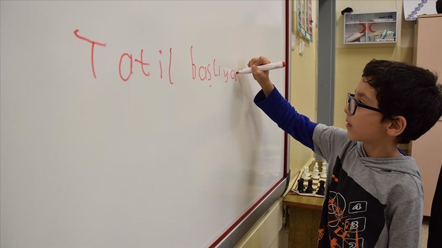 Öğrencilere kötü haber: Ara tatil kalkıyor mu? Bakan Tekin'den ilk açıklama!