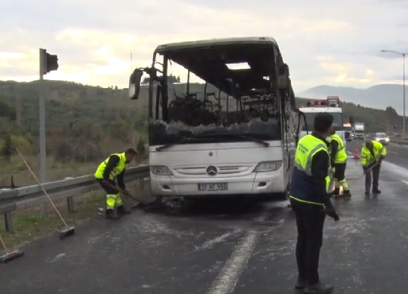 Öğrencileri taşıyan otobüs alev topuna döndü: Yangından geriye iskeleti kaldı!