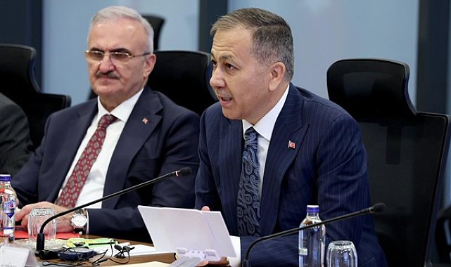 Bakan Yerlikaya'dan son dakika haberi: Kırmızı bültenle aranan 8 suçlu Türkiye'ye getirildi!