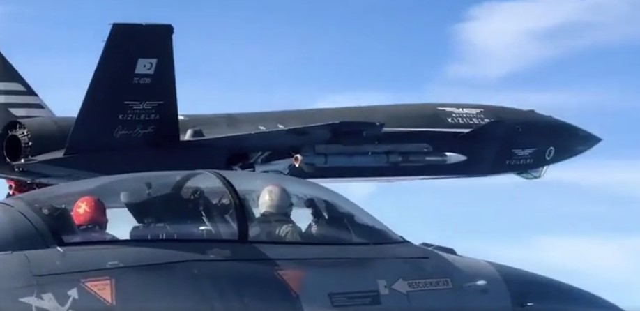 Dünya 'KIZILELMA'yı şaşkınlıkla izledi: Hava-hava füzesiyle bir hava hedefi başarıyla vuruldu!