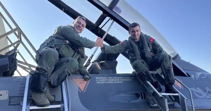 Dünya 'KIZILELMA'yı şaşkınlıkla izledi: Hava-hava füzesiyle bir hava hedefi başarıyla vuruldu!