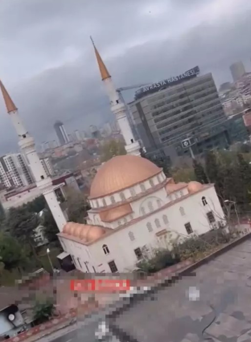 Camiden yükselen uygunsuz sesler mahalleyi ayağa kaldırdı: Siz nasıl bu hale geldiniz!