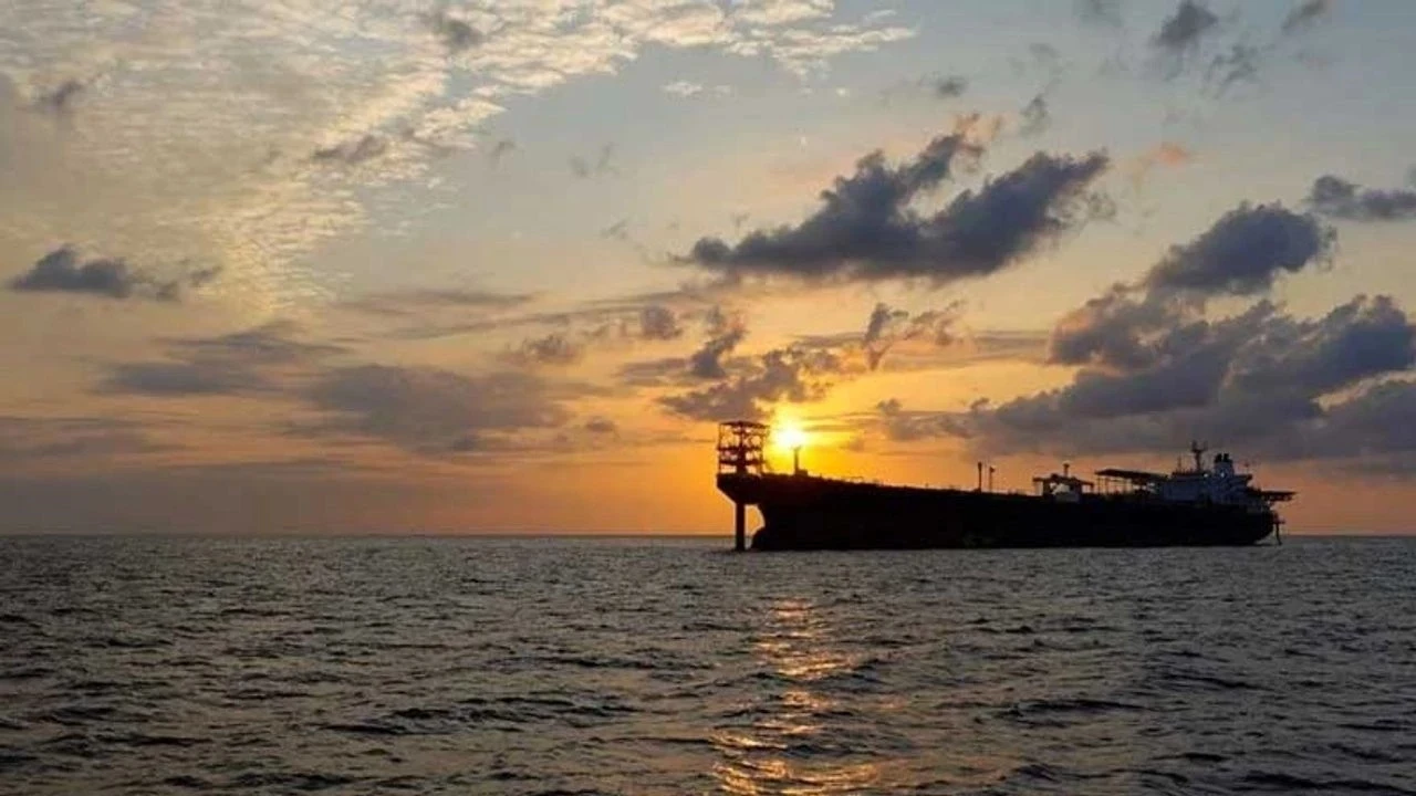 Karadeniz sularında hareketli saatler: Rus tankeri saldırıya uğradı!