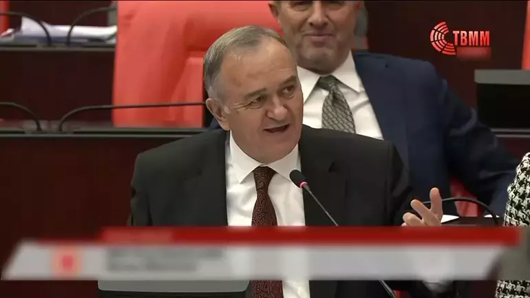 MHP ile CHPli vekiller Genel Kurul'u kırdı geçirdi: Şarkı sözleriyle ilginç düello!