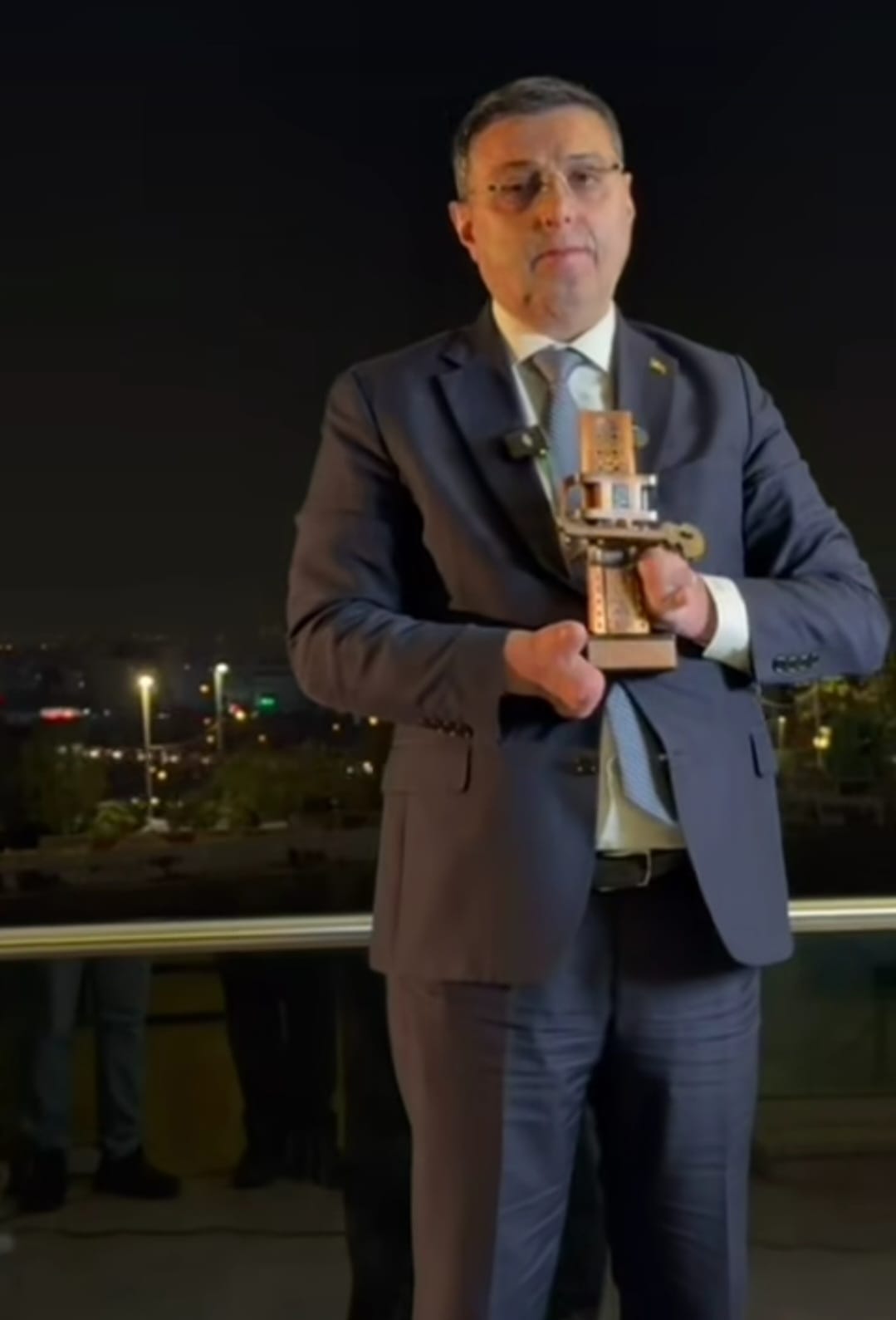 AK Parti Milletvekili Serkan Bayram kendi yaşam öyküsü ile gönüllere dokundu: Buğday Tanesi'ne ödül üstüne ödül yağdı!