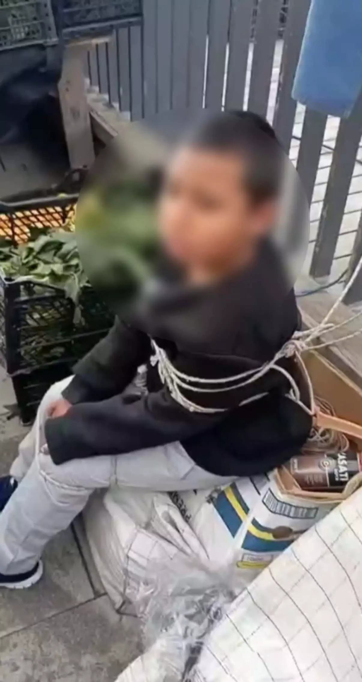 Çocuğu, pazarda herkesin gözü önünde iple bağladı: Gerekçesi ise hem dikkat çekti hem düşündürdü...