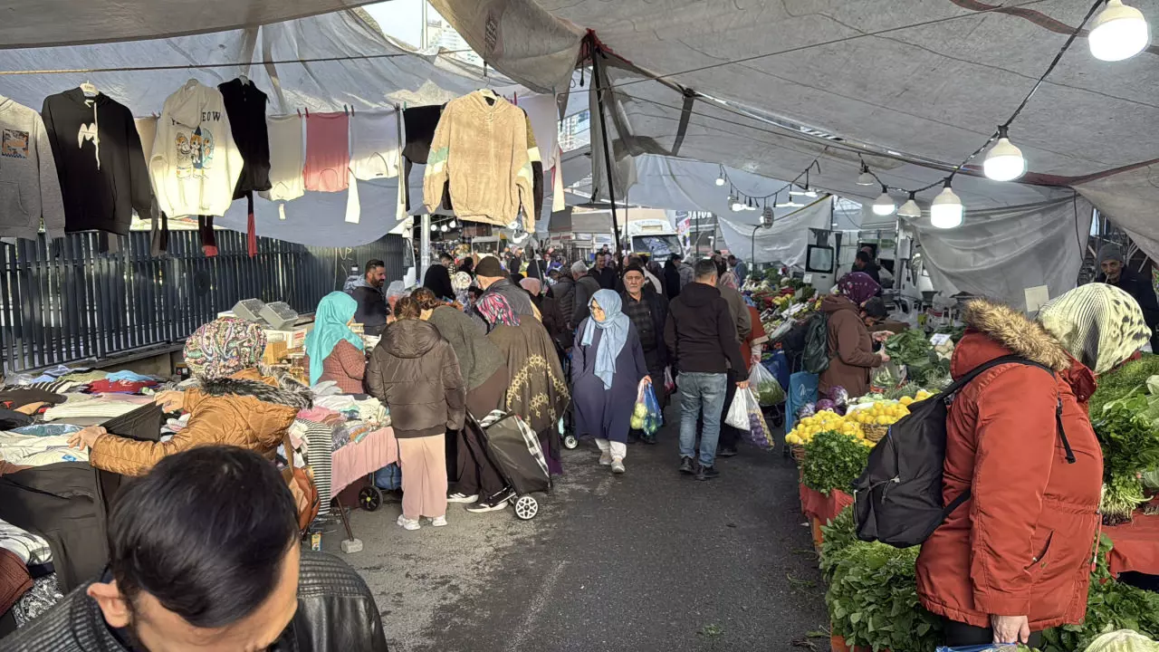 Çocuğu, pazarda herkesin gözü önünde iple bağladı: Gerekçesi ise hem dikkat çekti hem düşündürdü...