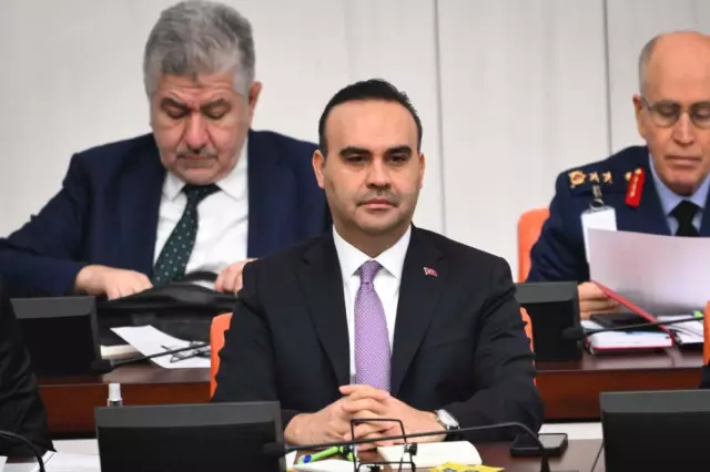 Bakan Kacır'dan Togg şov: Bütçe görüşmelerine Togg'un göz kamaştıran yeni modeli T10F ile geldi