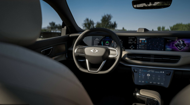 Bakan Kacır'dan Togg şov: Bütçe görüşmelerine Togg'un göz kamaştıran yeni modeli T10F ile geldi